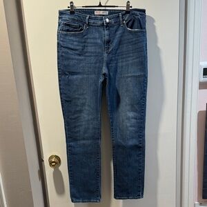 Levi's Signature Mid-Rise Straight Jeans